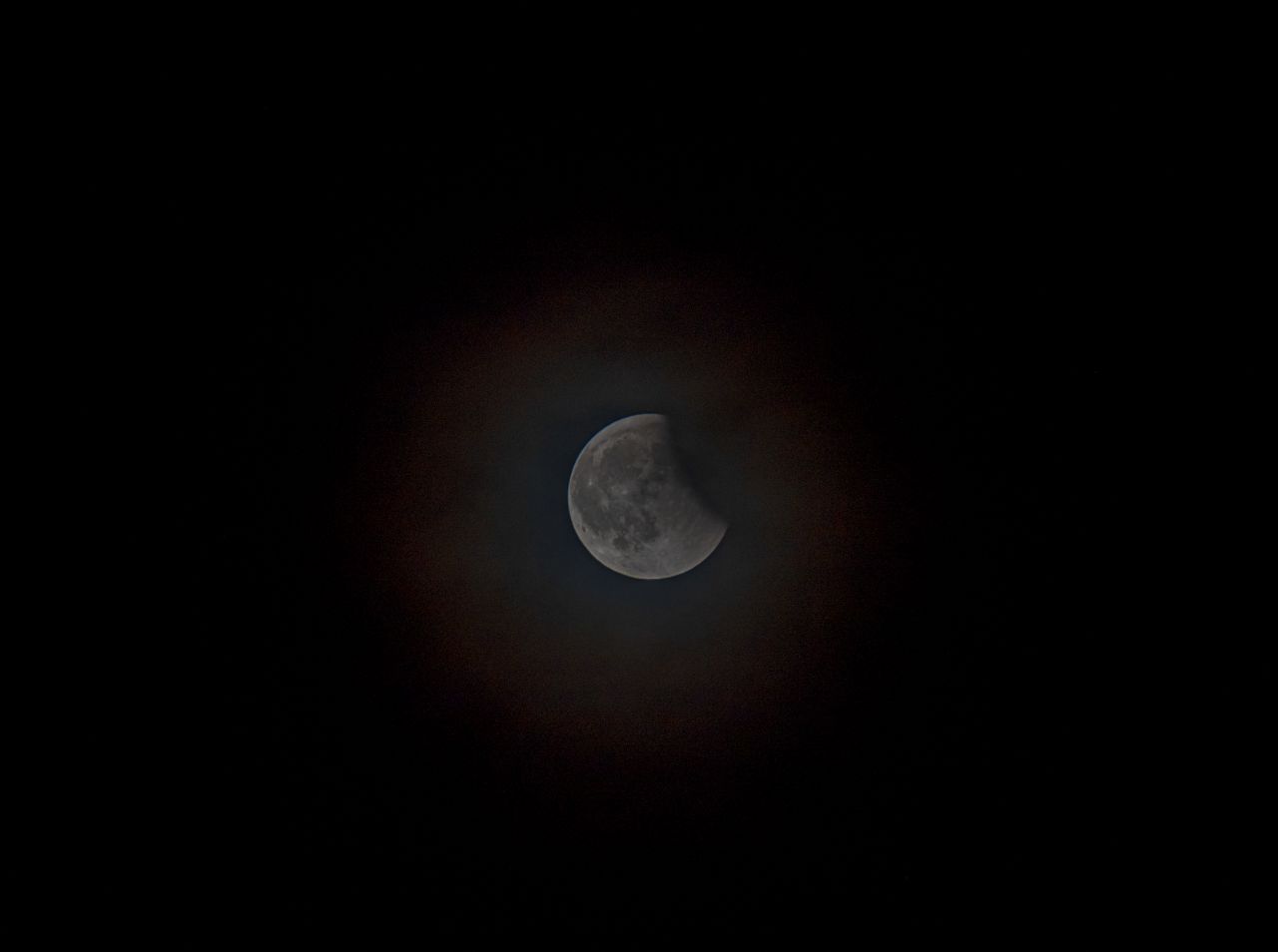 Una notte sospesa tra cielo e mare: leclissi lunare al pontile